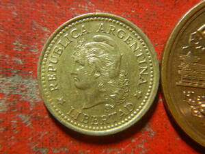 外国・アルゼンチン／１０センタボ・アルミニウム青銅貨（1974年）　240519