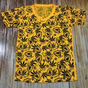 新品・即決・クリックポスト発送・大麻・マリファナのリーフ柄+スカル柄のシールドの総柄プリントのＴシャツ・山吹色・ＸＳ