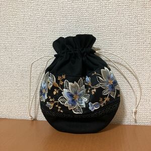 ハンドメイド 丸型巾着袋 インド刺繍リボン マチなし　黒　ブルー