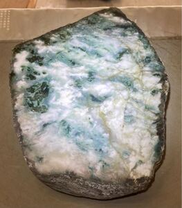 ミャンマー産超巨石天然本翡翠原石2.08kg1面カット荒磨き済み［JADEITE］レアタイプ^ ^大迫力^ ^