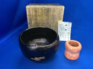 中古 茶道具 楽焼 2点セット 三楽 蓋置 赤 直径5cm 抹茶茶碗 黒 直径12cm 優美 三楽調製 宮田三楽 陶器 紙箱 シンプル 工芸品 管45911986