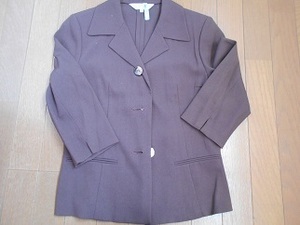 茶系の七分袖スーツ