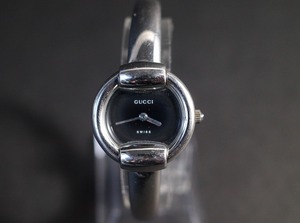 GUCCI グッチ QZ 1400Lバングルウォッチ 黒文字盤レディース腕時計