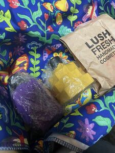 定価4200円＋オマケ1100円分　LUSH バブルボトル2種類　ノットラップ