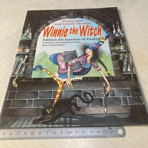 Winnie the Witch: Storybook (with Activity Booklet)