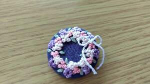 お花のリース　刺繍ブローチ