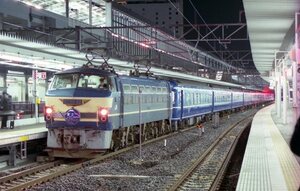 394　【３５㍉ネガ】EF66　42＋24系寝台客車　富士・はやぶさマーク　岡山駅　カラーネガ１コマ