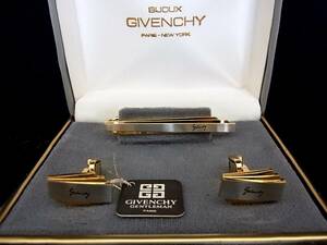 ◎№5375◎■美品タグ付■ジバンシイ「ロゴ柄」【GIVENCHY】 【シルバー・ゴールド】■カフス＆ネクタイピン セット♪