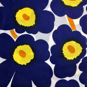 marimekko　ハーフカットクロス／はぎれ　ピエニウニッコ　ホワイト×ダークブルー×イエロー　68×50cm　マリメッコ