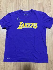 NIKE レイカーズTシャツ　紫色　