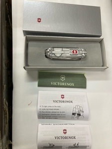 送料無料（ほぼ新品）ビクトリノックス VICTORINOX シグネチャーライト・シルバーテック 0.6226.T7 マルチツール　匿名配送