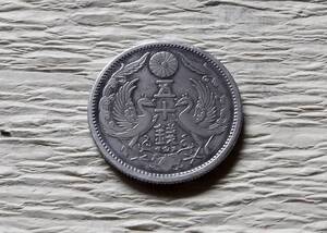 銀貨です。　 小型50銭銀貨　　大正12年　silver720　送料無料　　（11493）　 古銭 骨董　アンティーク　日本 貨幣　菊の紋章 お宝