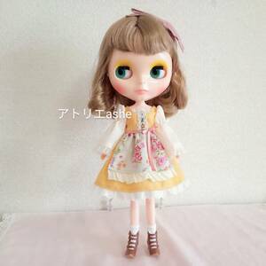 送料無料！ ハンドメイド ネオブライス・リカちゃんの服「民族衣装風 花柄エプロンのドッキングワンピース」ブライス 服 ワンピース