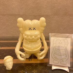 超貴重 KAWSくん 蓄光 Originafake BountyHunter MEDICOM TOY コラボ kaws カウズ KAWSクン オリジナルフェイク バウンティハンター KAWS