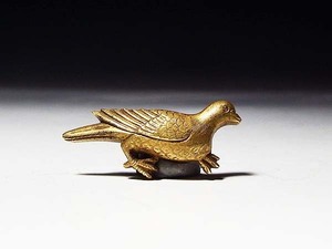 【桃】刀装具：金工銅地鍍金鳩片目貫