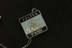 　104541 ヴィンテージ 　「OULTON PARK」 旧車　メタル　バッジ　エンブレム　英国　バッヂ　バッチ アンティーク　ビンテージ　イギリス