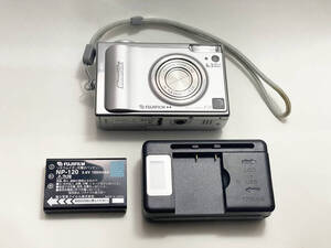 【名機・美品】中古デジカメ FUJIFILM FinePix F11 富士フィルム ファインピックス 基本動作確認済 6.3メガピクセル シルバー おまけ付き