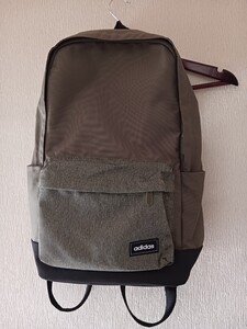 【adidas☆アディダス】旅するリュックサック☆NEW☆美品ちょうど良い容量アディダスリュックサック 45cm×27cm×14cm カーキ(緑)送660円☆