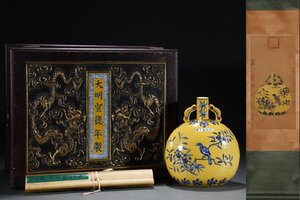 【安】明時代 黄地青花花鳥紋双耳扁瓶 郎世寧絵 絹本 【磁器瓶図】掛け軸 箱付き 唐瓷 古陶瓷 古美味 中国古美術 古董品 052