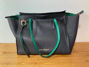 10-283 Salvatore Ferragamo サルヴァトーレ フェラガモ バッグ カバン 鞄 トートバッグ グリーン カラー 肩掛け ブラック系