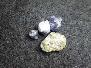宝石質apatite燐灰石閉山廃鉱山ものとsapphire原石セット 7.75ct 天然石　1　原石母岩付きルース色々まとめてたくさん大量同梱可能765-3