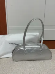 【雷市場（ポンジャン）商品韓国直送】 SOMEWHEREBUTTER demi baguette bag ー silver