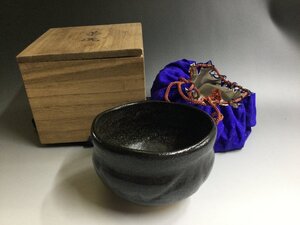 【三】黒楽茶碗　在銘　楽印　茶道具　コレクション　時代物　骨董　抹茶碗　抹茶茶碗　焼き物　陶磁器　木箱　仕覆付き　o2991-N