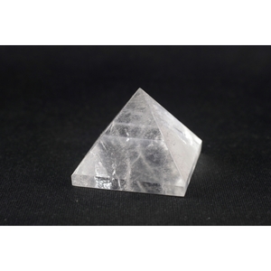 ピラミッド型　天然水晶　６１ｇrc-32