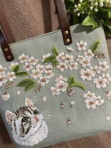 ハンドメイド＊ 手刺繍＊ トートバッグ　 本革持ち手　うぐいす色　リネン　桜　春待つ猫ちゃん