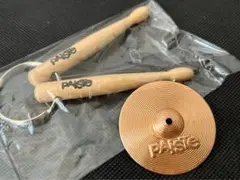 【ノベルティ】PAiSTe オフィシャル•キーホルダー、バッヂ【新品、未使用】