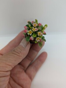 樹脂粘土手づくり いちご、ミニチュア ドールハウス 小物シルバニア リカちゃん handicraft clay clayflowerウッドプランター