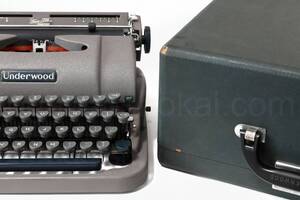 専門店でオーバーホール済の中古タイプライター Underwood CHAMPION