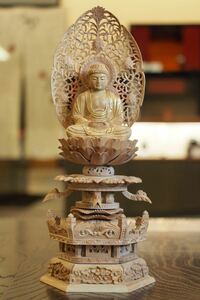 新品未使用 総白檀 座釈迦 2.5寸 上級彫 ケマン付六角台座 金泥書 木彫 仏像 仏教美術 釈迦如来