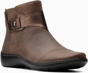 送料無料 Clarks 23cm アンクル ブーツ レザー 革 トープ ブラウン ジッパー コンフォート ブーティー パンプス スニーカー AAA205