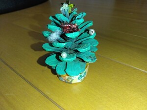 ハンドメイド まつぼっくりのミニクリスマスツリー 手作り 松ぼっくり 木の実 装飾 インテリア オーナメント 置物ペットボトルキャップ飾り