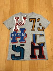 着用少な目.美品☆TOMMY HILFIGER／トミー　サイズM 半袖Tシャツ　前身パッチワーク風切替生地・ビンテージ調BIGプリント&袖マーク刺繍入！