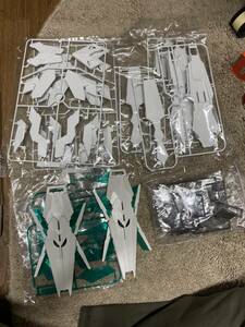 1/60 PG ユニコンガンダム　アームドアーマーDEグリーン＋ツイン接続部品