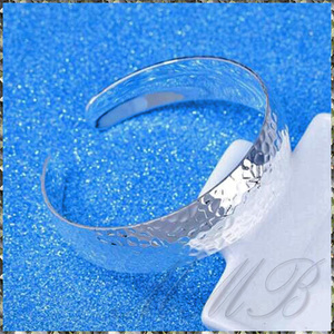 [BANGLE] 925 Silver Plated ハイポリッシュ エンボス 甲丸 16mm ワイド プレート C形 オープン シルバー バングル (20g) 【送料無料】