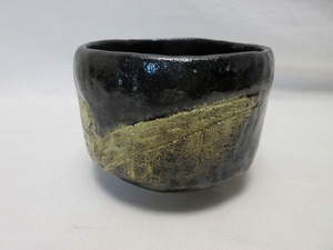 I10067 【 未使用 茶道具 井上春峰作 黒楽茶碗 陶印 箱無 】 検) 作家物 茶懐石 煎茶 茶具 茶器 茶こぼし 茶会 お点前 茶事 在銘 古玩 ⅰ