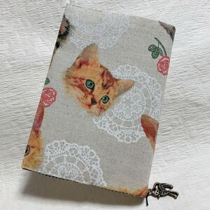 匿名配送 送料無料 ハンドメイド 文庫本用 ブックカバー 猫 ネコ ねこ 子猫 動物柄 猫柄 ベージュ 花 レース 手作り チャーム付き