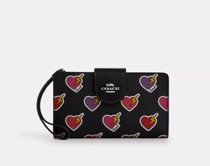 2024aw　US限定　COACH Phone Wallet With Heart Bolt Print財布　型番：CW491　　LAから最新本物をお届け！