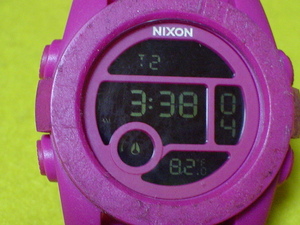 珍品　デザイン　NIXON　THATS　WHAT　SHE　SAID　THE　UNIT　４０　１００ｍ　デジタル腕時計　ピンク