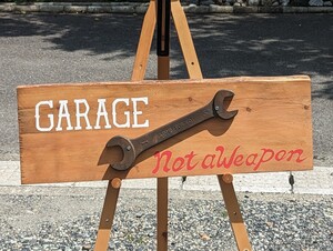 GARAGE(白文字)　木製サインプレート　縦　23.5cm×　横　70.5cm×　厚み 7cm　ハンドメイド　ニス仕上げはしていません