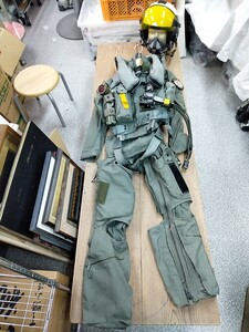 フライトスーツ 飛行用ヘルメット(白色） 40S 中古 汚れ、書き込み、擦り切れあり 航空服 パイロットスーツ つなぎ ミリタリー