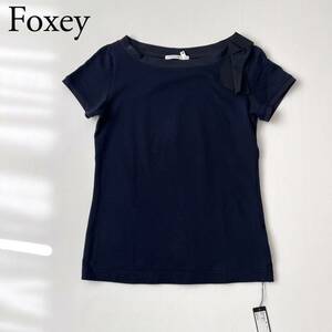 美品 FOXEY NEW YORK フォクシーニューヨーク トップス Tシャツ　カットソー　半袖 チャームボート　リボン 背面ロゴ刺繍 レディース