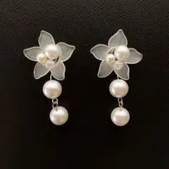 春夏　白　使いやすいパールビーズのお花イヤリング・ピアス　ハンドメイド