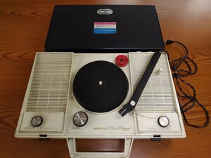 A114　ジャンク品　希少　1965年製　通電確認済　SANYO　サンヨー　ポータブルレコードプレーヤー 　昭和レトロ　蓋閉じができません