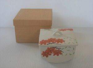 陶器の器◆陶器　小物入れ　小鉢　秀山　蓋付き角小鉢　もみじ柄　サイズ：約10.5×10.5×H7㎝