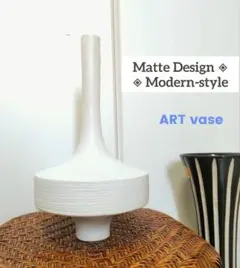 マットカラー　FLOWERVASE　ユニークな形　白い フラワーベース　オブジェ