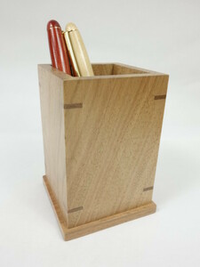 北海道手作り小物 日本のくるみ材 台付　ペン立て 木製 ペンスタンド ぺんたて 家具屋の職人が製作 